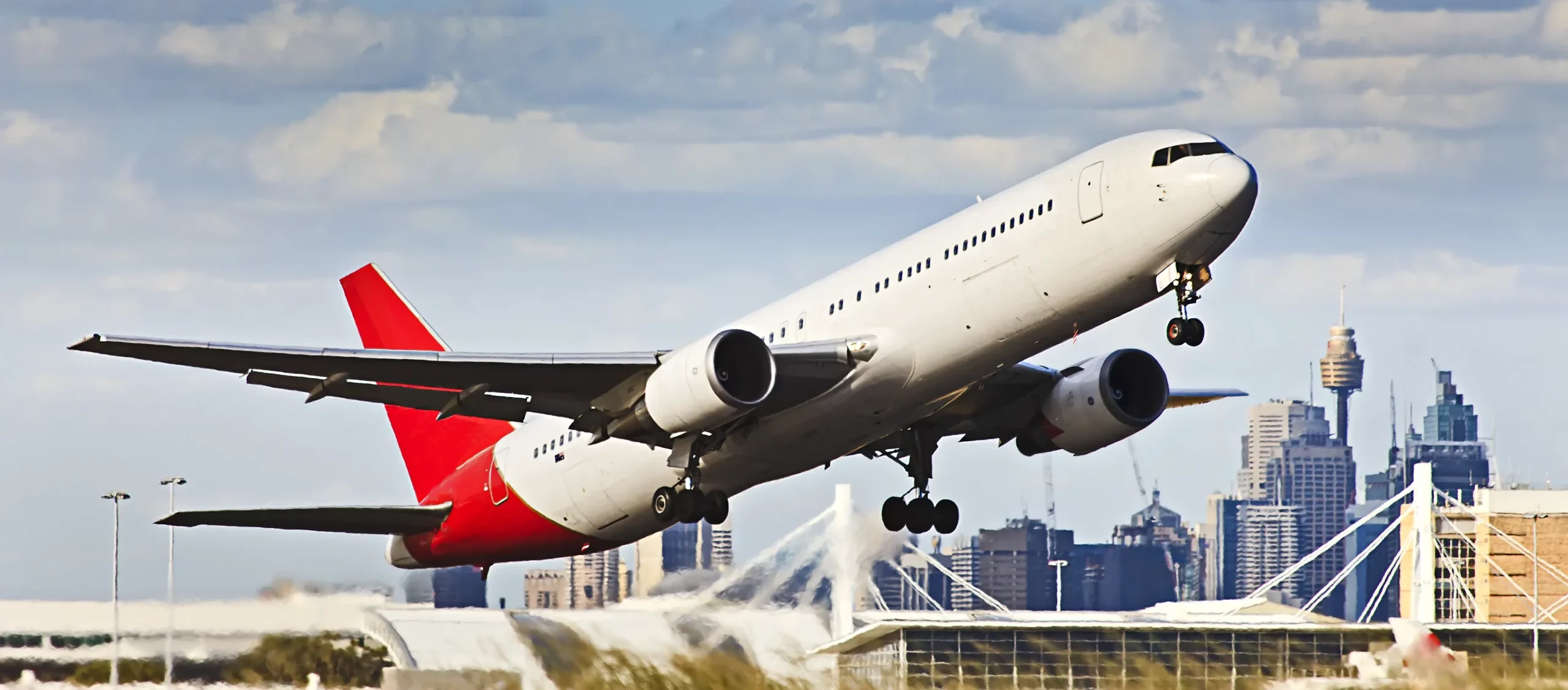 一架飞机飞过澳大利亚悉尼上空